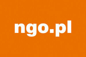 Biały napis NGO na pomarańczowym tle.