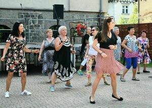 Na zdjęciu widoczni uczestnicy Pikniku Międzypokoleniowego na scenie w Miejskim Domu Kultury.