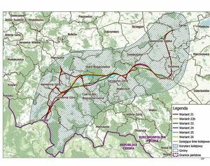 Na zdjęciu widoczna jesat mapa z róznymi wariantami przebiegu planowanej linii kolejowej. 