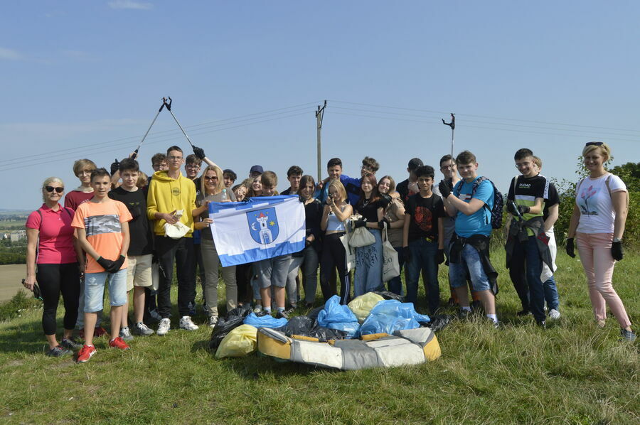 Grupowe zdjęcie młodzieży z Zespołu Szkół podczas akcji Posprzątajmy Świebodzice