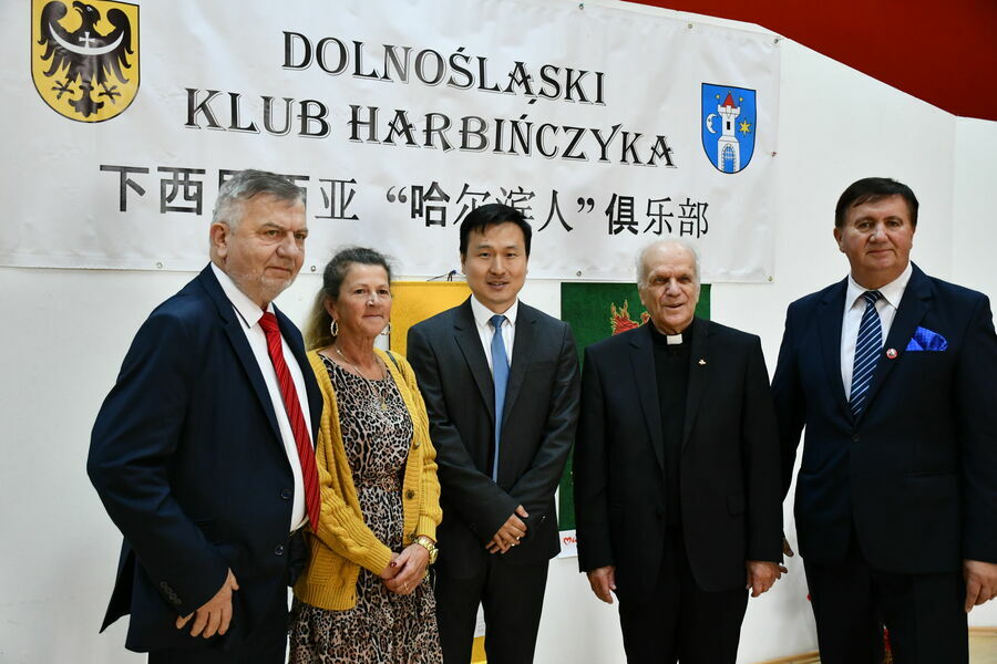Na zdjęciu widać 5 osób stojących na tle  baneru Dolnośląski Klub Harbińczyka