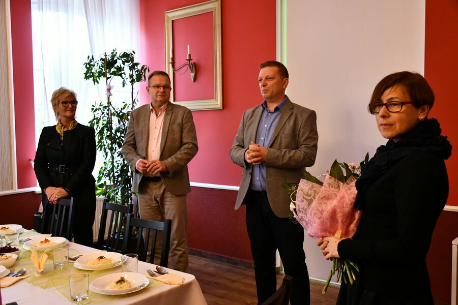 Na zdjęciu widnieją od lewej: Sekretarz Miasta, Burmistrz Miasta, Dyrektor Ośrodka Pomocy Społecznej oraz Prezes polskiego Związku Niewidomych.