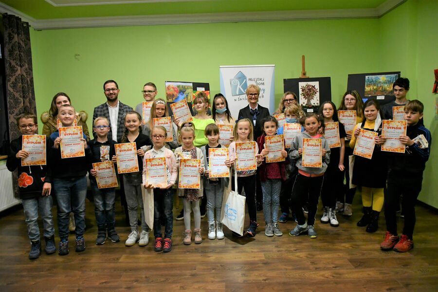 Zdjęcie wszystkich nagrodzonych w konkursie wraz z Zastępcą Burmistrza oraz Sekretarz Miasta