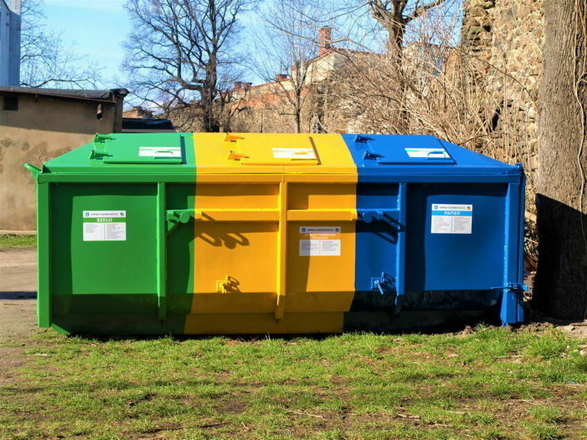 na zdjęciu: kontener do segregacji śmieci