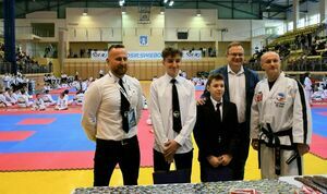 Na zdjęciu jest Burmistrz Miasta, Trener Klubu Taekwondo Taipan, sędzia sportowy oraz dwóch zawodników.