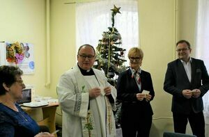 Na zdjęciu widać Burmistrza Miasta, Sekretarz Miasta, Księdza Proboszcza tut. parafii, Prezes Koła PSD w Świebodzicach na tle choinki.