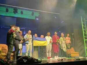 zdjęcie  aktorów na deskach Teatru Dramatycznego z flagą Ukrainy