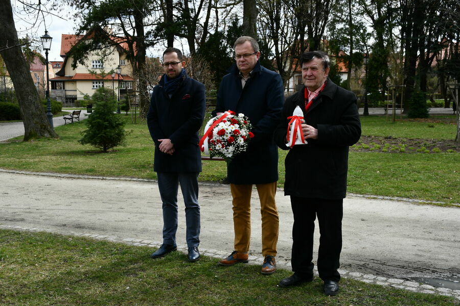 Burmistrz Miasta, z Zastępcą i Radnym Rady Miejskiej składają kwiaty.