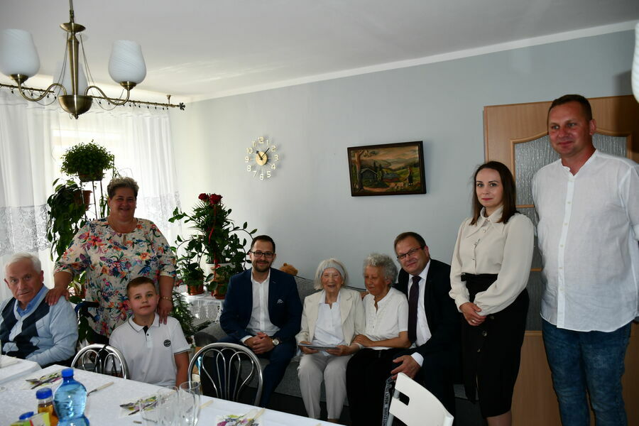 Jubilatka w otoczeniu rodziny i gości