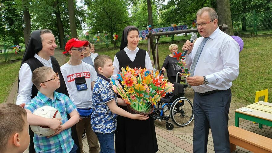 Burmistrz Miasta z organizatorami i uczestnikami wydarzenia