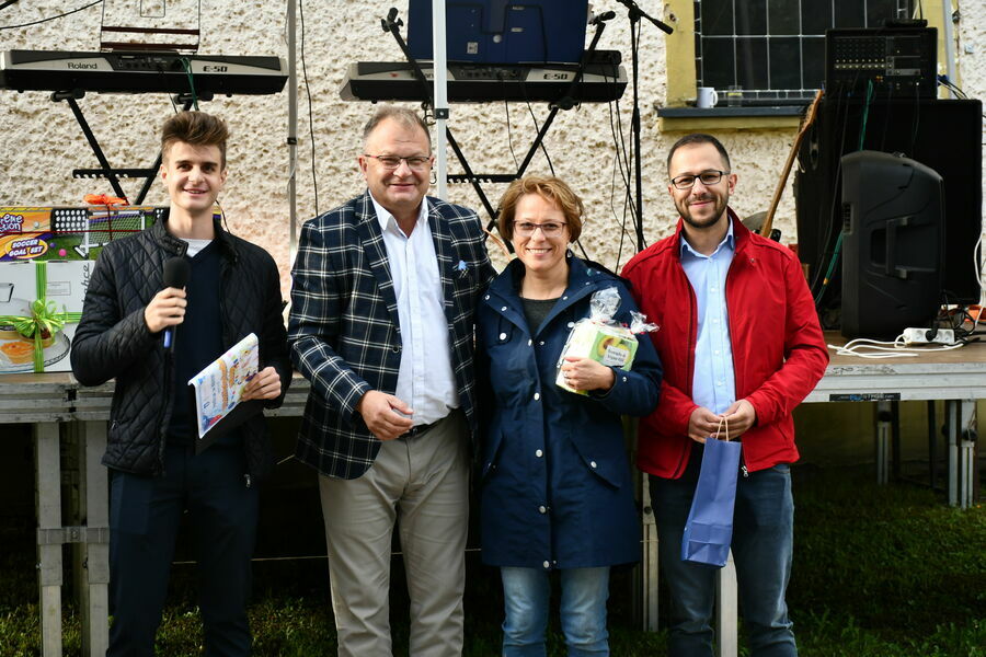 Burmistrz Miasta z Zastępca podczas wręczania nagród w loterii Mieszkańcom.