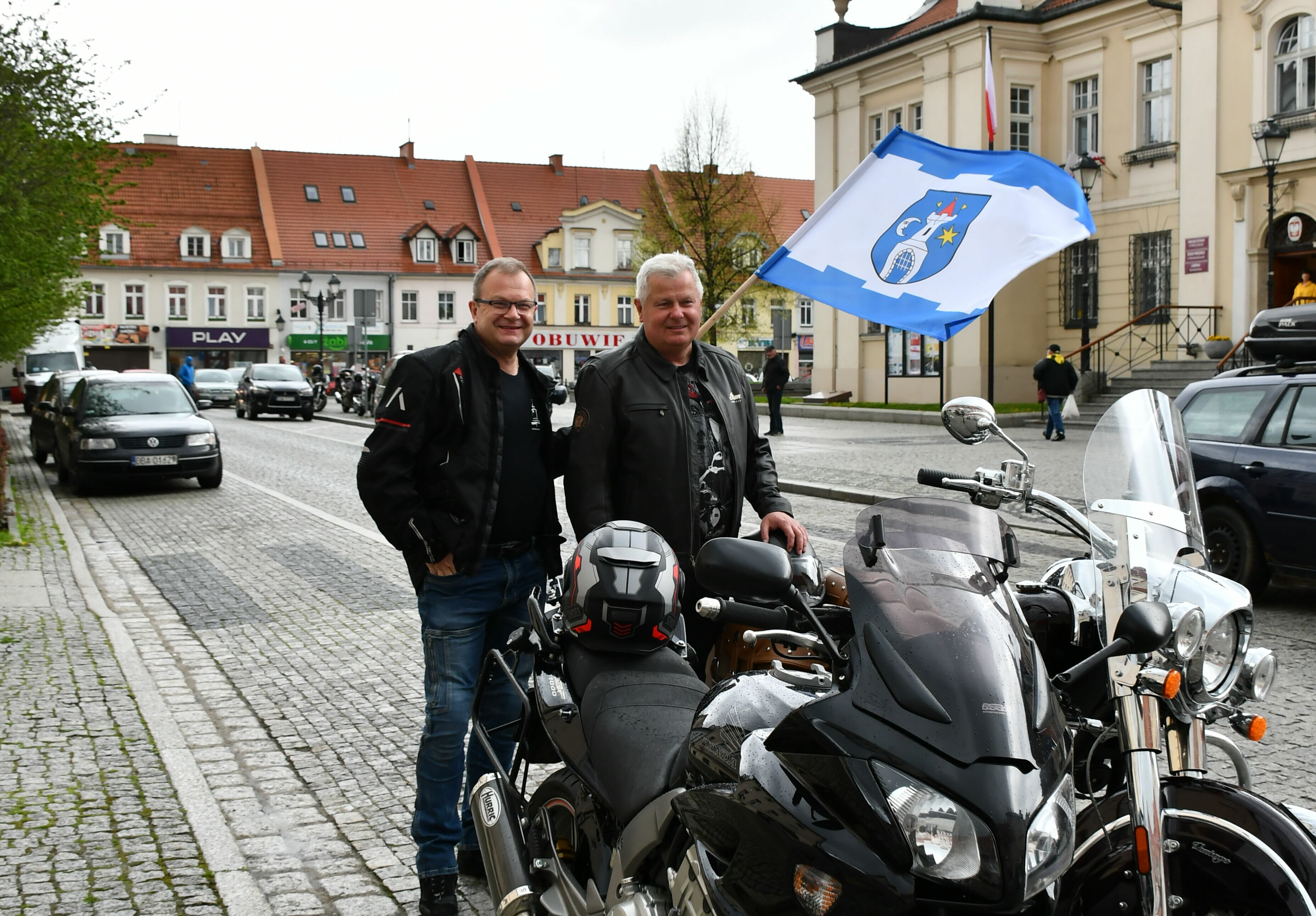 Burmistrz Miasta Paweł Ozga z Dariuszem Stańczykiem przy motorach