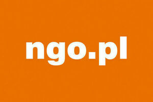 Napis ngo.pl na pomarańczowym tle