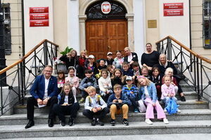 Młodzi mieszkańcy odwiedzili Ratusz w ramach „Wesołych Wakacji” z MDK