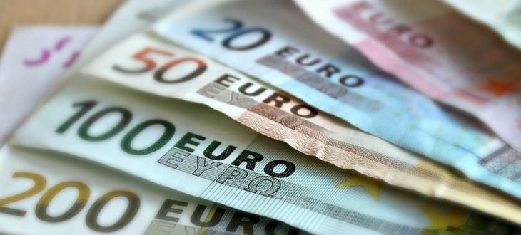 Wykadrowana grafika przedstawiająca banknoty euro