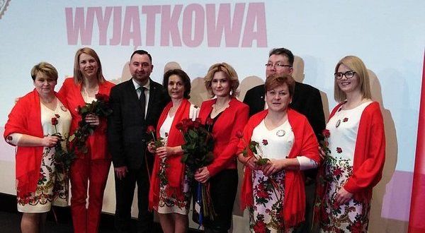 Wykadrowane zdjęcie przedstawiające przedstawicielki w finale Wojewódzkiego Konkursu "Kobieta gospodarna, wyjątkowa"