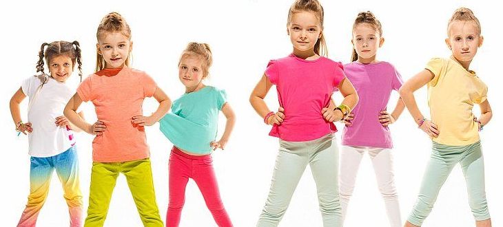 Fragment plakatu- grupa dziewczynek ubranych w kolorowe stroje