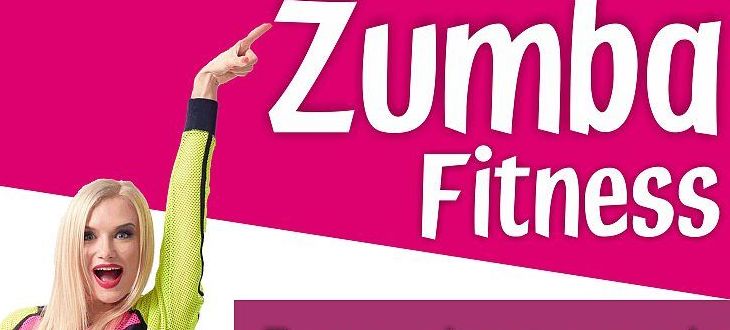 Fragment plakatu promującego zumbę- Kobieta wskazując na napis: Zumba fitness