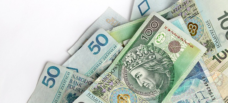 Pieniądze w banknotach 100 zł  i 50 zł