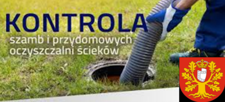 Osoba w roboczych rękawicach sprawdza szambę; tło z trawą i napis "KONTROLA szamb i przydomowych oczyszczalni ścieków" oraz herb miasta.