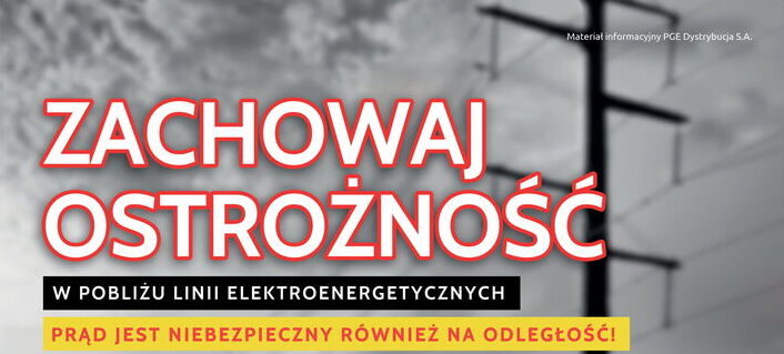 Plakat ostrzegawczy z napisem "ZACHOWAJ OSTROŻNOŚĆ W POBLIŻU LINII ELEKTROENERGETYCZNYCH", obrazkiem czerwonego traktora, znakiem uwagi i kodem QR.