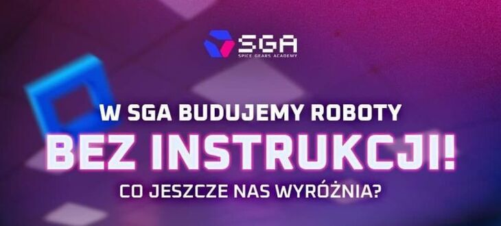 Dwóch małych chłopców skupionych na budowie robotów z klocków na tle tekstów "W SGA budujemy roboty BEZ INSTRUKCJI! Co jeszcze nas wyróżnia?" i grafik.