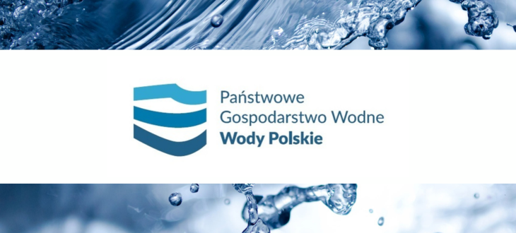 Logo Państwowego Gospodarstwa Wodnego "Wody Polskie" z grafiką błękitnych fal i napisem; w tle dynamicznie rozbryzgująca się woda.