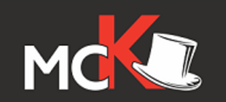 Logo Międzywojewódzkiego Cechu Kominiarzy z czarnym napisem "MCK" i czerwonym top hat nad literami na szarym tle.