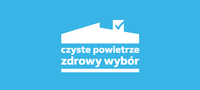 Grafika przedstawia białą sylwetkę domu na niebieskim tle z ptaszkiem i zaznaczonym okienkiem na dachu. Pod domkiem znajduje się napis "czyste powietrze zdrowy wybór" w białym kolorze.