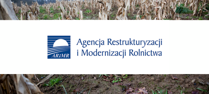 Zdjęcie przedstawia logo Agencji Restrukturyzacji i Modernizacji Rolnictwa na tle ścierniska po żniwach.