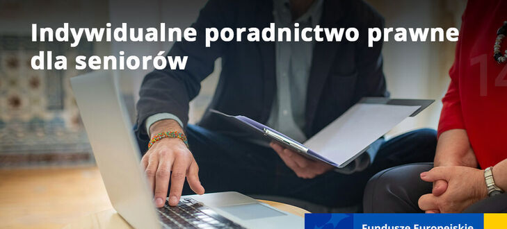 Dwie osoby siedzą przy stole; jedna przegląda laptopa, druga trzyma dokumenty. Na zdjęciu widnieją napisy o poradnictwie prawnym dla seniorów i logotypy UE.