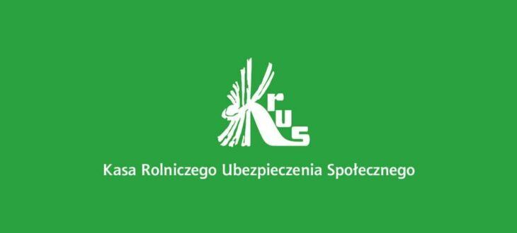 Zielone tło z białym logotypem KRUS przedstawiającym stylizowany kłos z literami "Kr", poniżej napis "Kasa Rolniczego Ubezpieczenia Społecznego".