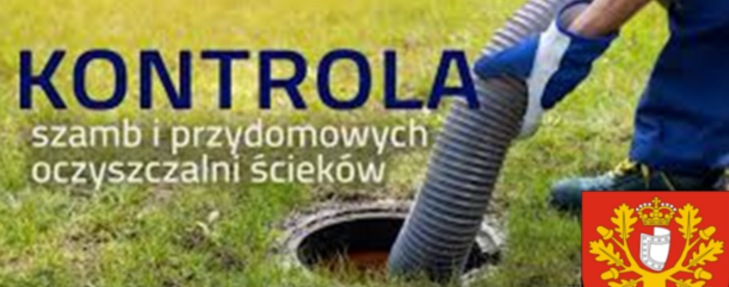 Mężczyzna w rękawicach trzyma wąż nad otworem szamba na trawie. Obok napis "KONTROLA szamb i przydomowych oczyszczalni ścieków". W prawym dolnym rogu logo z herbem.