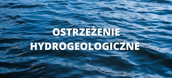 Zdjęcie przedstawia falującą powierzchnię wody z napisem "Ostrzeżenie hydrologiczne". Napis jest biały i umieszczony na środku, kontrastując z ciemnoniebieskimi odcieniami wody.