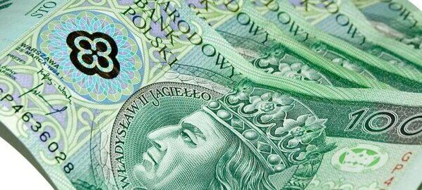 Na zdjęciu widać ułożone wachlarzowo banknoty o nominale 100 złotych. Przedstawiają one wizerunek króla Władysława II Jagiełły. Dominują kolory zielony i biały z elementami ochronnymi.
