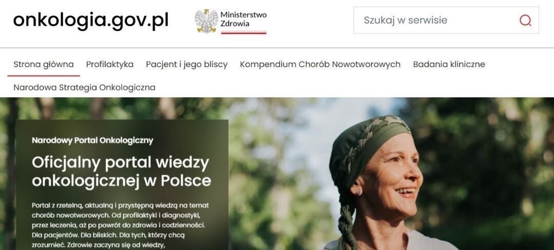 Strona internetowa "Narodowy Portal Onkologiczny". Widoczne logo, zdjęcie uśmiechniętej osoby w chustce oraz tekst promujący portal onkologiczny w Polsce. Na czerwonym tle znajduje się adres strony internetowej.