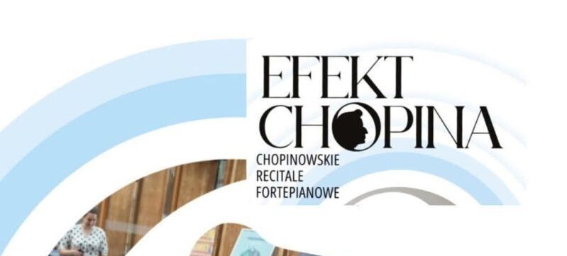 Na zdjęciu widzimy grupę dzieci siedzących na poduszkach, słuchających występu. W tle są dorośli oraz ilustracja fortepianu. Obok widnieje logo "Efekt Chopina" z informacją o recitalach fortepianowych.