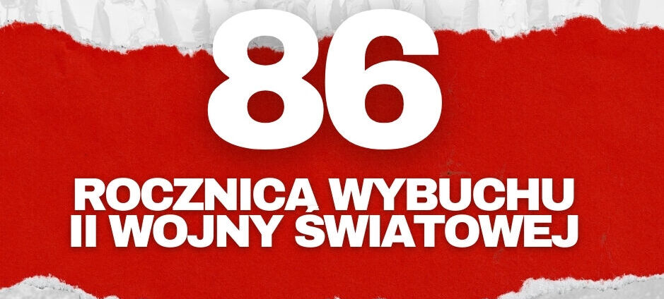 Czerwony plakat z dużą liczbą "86" na białym tle. Pod spodem napis "Rocznica wybuchu II Wojny Światowej". Na dole widoczny napis "Pamiętamy" i fragmenty czarno-białych zdjęć historycznych.