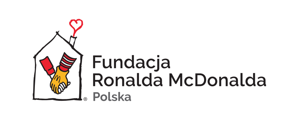 Logo Fundacji Ronalda McDonalda Polska przedstawia rysunek domu z sercem na górze. Wewnątrz domu są splecione dłonie. Obok widnieje nazwa fundacji. Kolorystyka to czerń, czerwień i żółć.