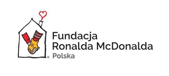 Logo Fundacji Ronalda McDonalda Polska. Po lewej stronie dom w kształcie serca z dwiema trzymającymi się rękami. Po prawej napis „Fundacja Ronalda McDonalda Polska” na białym tle.
