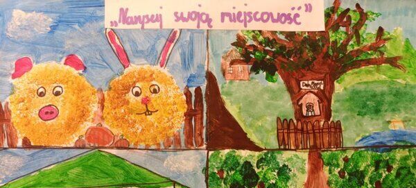 Cztery kolorowe ilustracje: Dwa puszyste zwierzątka (świniak i królik) z napisami, domek na drzewie w lesie, górska sceneria z rzeką, oraz rozłożyste liściaste drzewo na tle nieba i chmur.