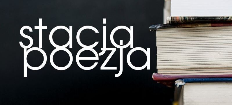 Plakat wydarzenia "Stacja Poezja", 27. powiatowe spotkania poetów. Data: 27/05/2026, miejsce: GOK Trzydnik Duży. Program: 16:30 prezentacje, 17:30 koncert Alicji Mozgawy. Zdjęcie książek w tle.