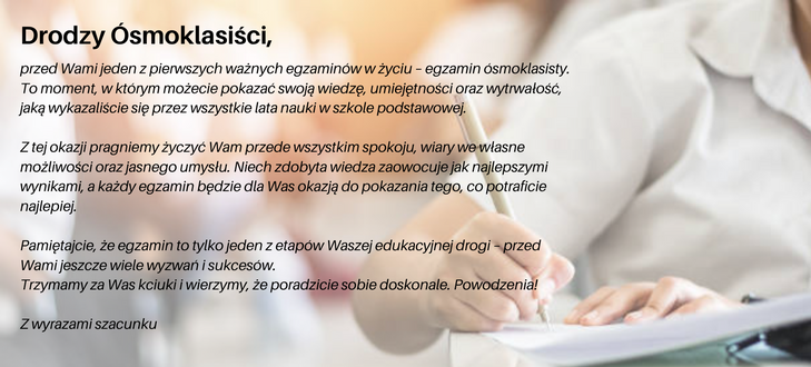 Na obrazie widoczny jest tekst skierowany do uczniów klasy ósmej, życzący im powodzenia przed egzaminem ósmoklasisty. W tle znajduje się osoba pisząca długopisem na kartce papieru.