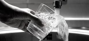 Zdjęcie napełniania szklanki wodą