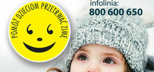 Zdjęcie przedstawia część plakatu z apelem "POMÓŻ DZIECIOM PRZETRWAĆ ZIMĘ" i numerem infolinii, oraz zdjęcie małej dziewczynki w zimowej czapce, wyglądającej poza kadr.