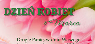 Opis zdjęcia: Plakat z życzeniami na Dzień Kobiet w odcieniach różu z białym tekstem, kwiatami oraz podpisami osób składających życzenia.