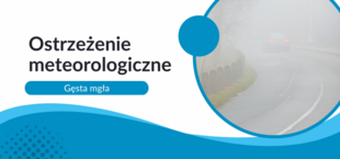 Zdjęcie grafiki prezentującej ostrzeżenie meteorologiczne z napisem "Gęsta mgła", przedstawiające rozmazany obraz drogi i czerwone światła samochodu w tle.