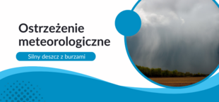 Baner ostrzegawczy o złej pogodzie z napisem "Ostrzeżenie meteorologiczne: Silny deszcz z burzami" i zdjęciem nadchodzącej ciemnej burzy nad polami.