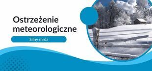 Obraz przedstawia ostrzeżenie meteorologiczne o silnym mrozie. W tle widoczna jest zaśnieżona sceneria z lasem i drewnianym domkiem pod błękitnym niebem, otoczona dekoracyjnymi niebieskimi elementami graficznymi.