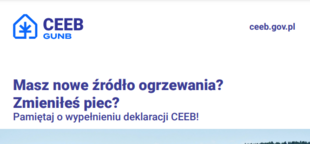 Na zdjęciu widać osiedle domków w zielonej okolicy. U góry widnieje napis przypominający o wypełnieniu deklaracji CEEB dotyczącej nowego źródła ogrzewania lub zmiany pieca.